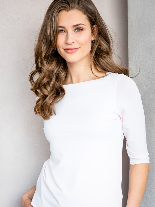 Model with white 3/4-sleeve Shirt made by Kimmich-Trikot